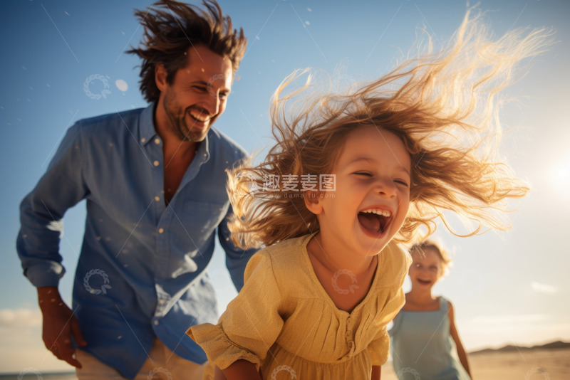 高清大图下载【趣麦麦图】小女孩和父亲一起玩耍