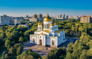 教堂建筑远景摄影图