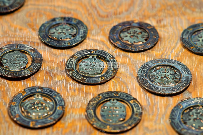高清大图下载【趣麦麦图】放在桌面上的古钱币