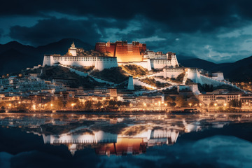 夜晚的布达拉宫美景