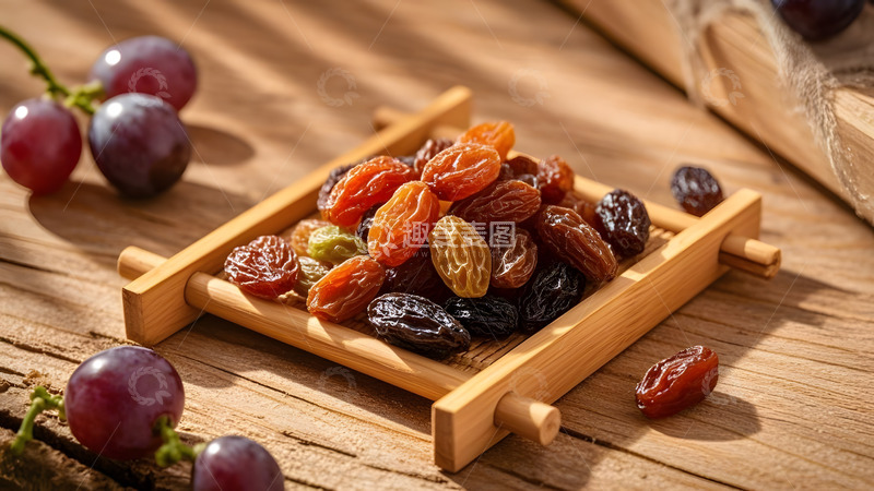 高清大图下载【趣麦麦图】木托盘上的多彩干果葡萄干
