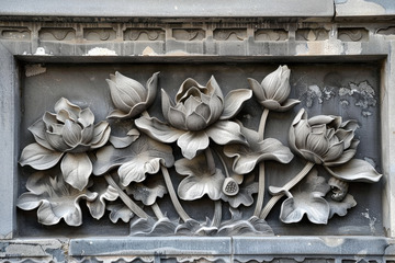石壁上雕刻的荷花