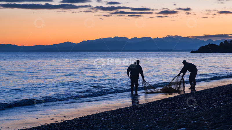 高清大图下载【趣麦麦图】日出时分海滩上的渔民