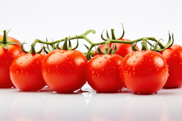 新鲜的一排西红柿
