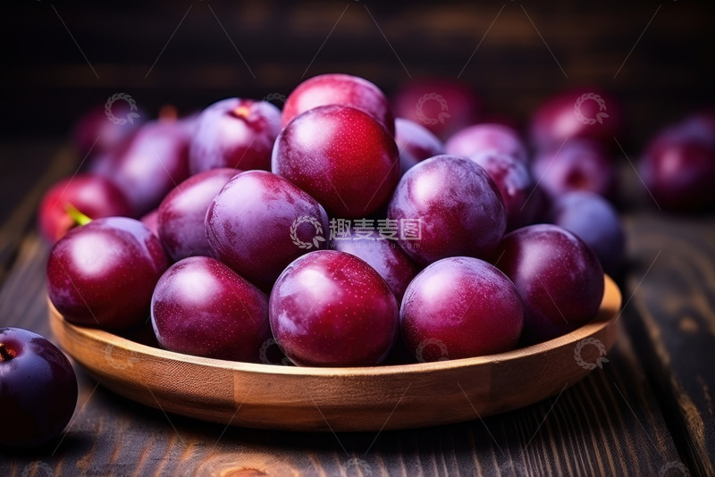 高清大图下载【趣麦麦图】一盘新鲜的李子
