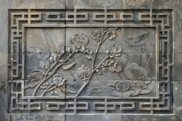 墙面石砖上雕刻的花纹