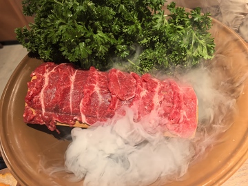 新鲜牛肉料理展示