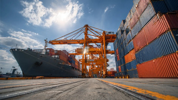 吊机码头里的货柜物流