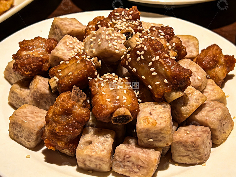 高清大图下载【趣麦麦图】香酥肉块与芋块拼盘撒白芝麻点缀
