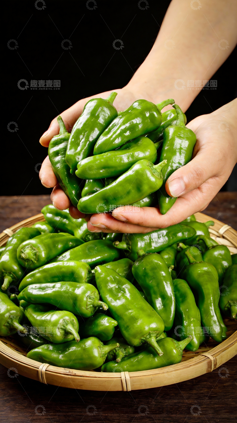 源文件下载【趣麦麦图】簸箕里的青皮辣椒3