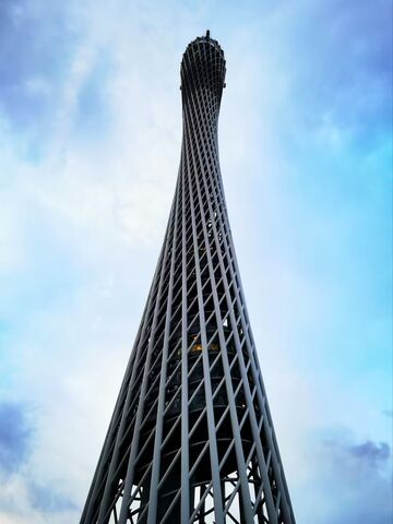 高耸入云现代塔楼