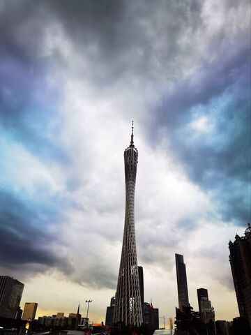 城市高楼乌云密布摄影