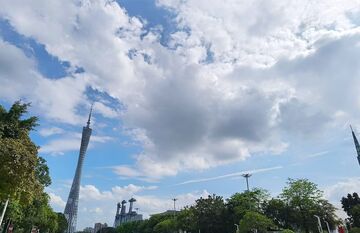 城市风光高塔蓝天白云