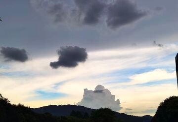 傍晚山景云彩天空摄影