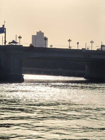 夕阳桥影水波光