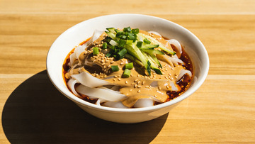 创意美食小吃麻酱凉皮摄影图