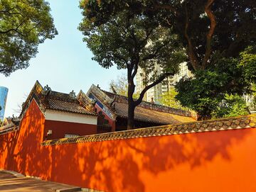 古城红墙绿树城市景观