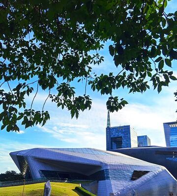 现代建筑绿意环绕