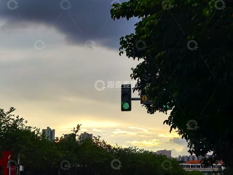 高清大图下载【趣麦麦图】黄昏街景绿灯