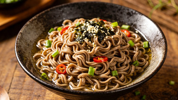 创意美食轻食膳食荞麦面摄影图