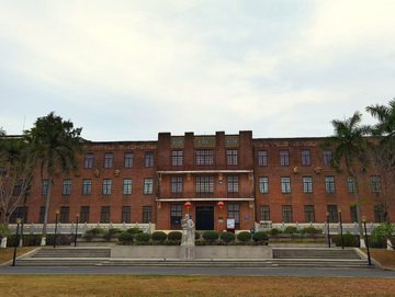 红砖建筑校园风光