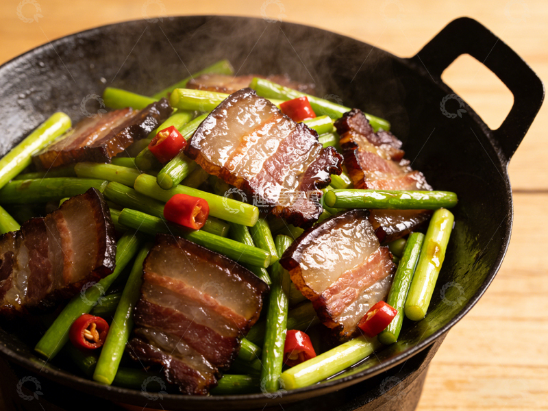 高清大图下载【趣麦麦图】铁锅腊肉炒蒜苔美食摄影
