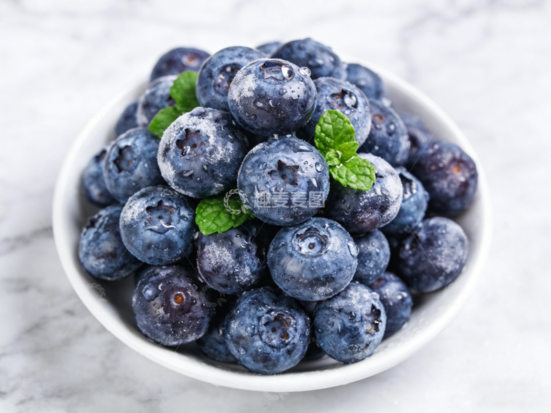 高清大图下载【趣麦麦图】瓷碗蓝莓特写摄影