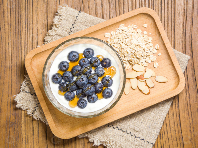 高清大图下载【趣麦麦图】木质托盘蓝莓酸奶美食摄影