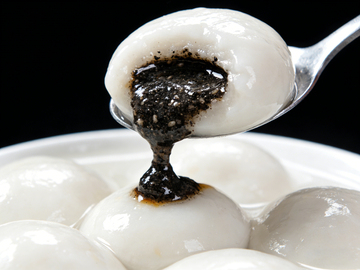 汤圆黑芝麻馅特写美食摄影