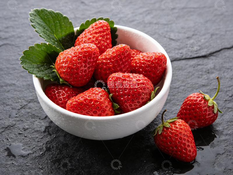 高清大图下载【趣麦麦图】鲜红草莓盛放白碗