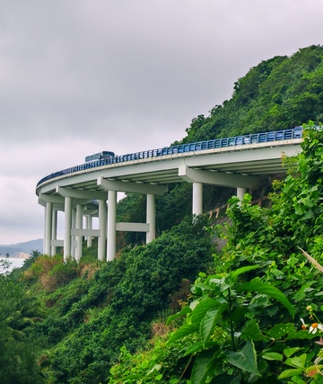高架桥横跨绿意山景