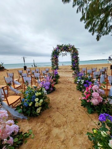 海滩婚礼花卉装饰场景