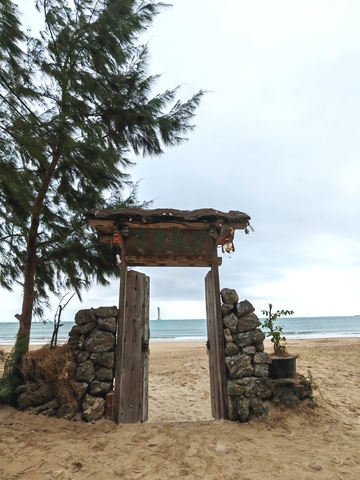 海滩木门石墙风景