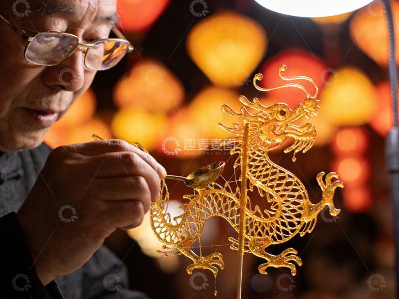 高清大图下载【趣麦麦图】糖画艺术匠心制作龙形作品