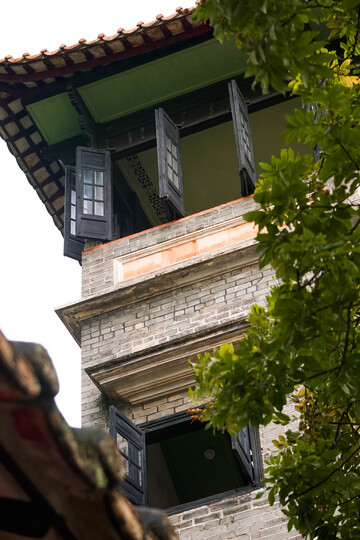 古典建筑绿树映衬