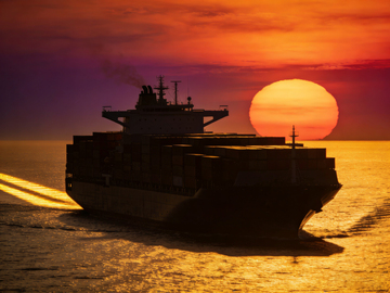 海上货轮落日美景