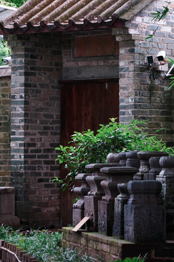古宅木门石柱庭院