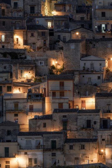 石砌山城夜灯景