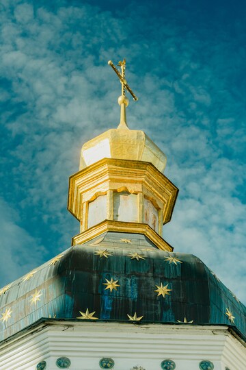 金色教堂圆顶蓝天背景