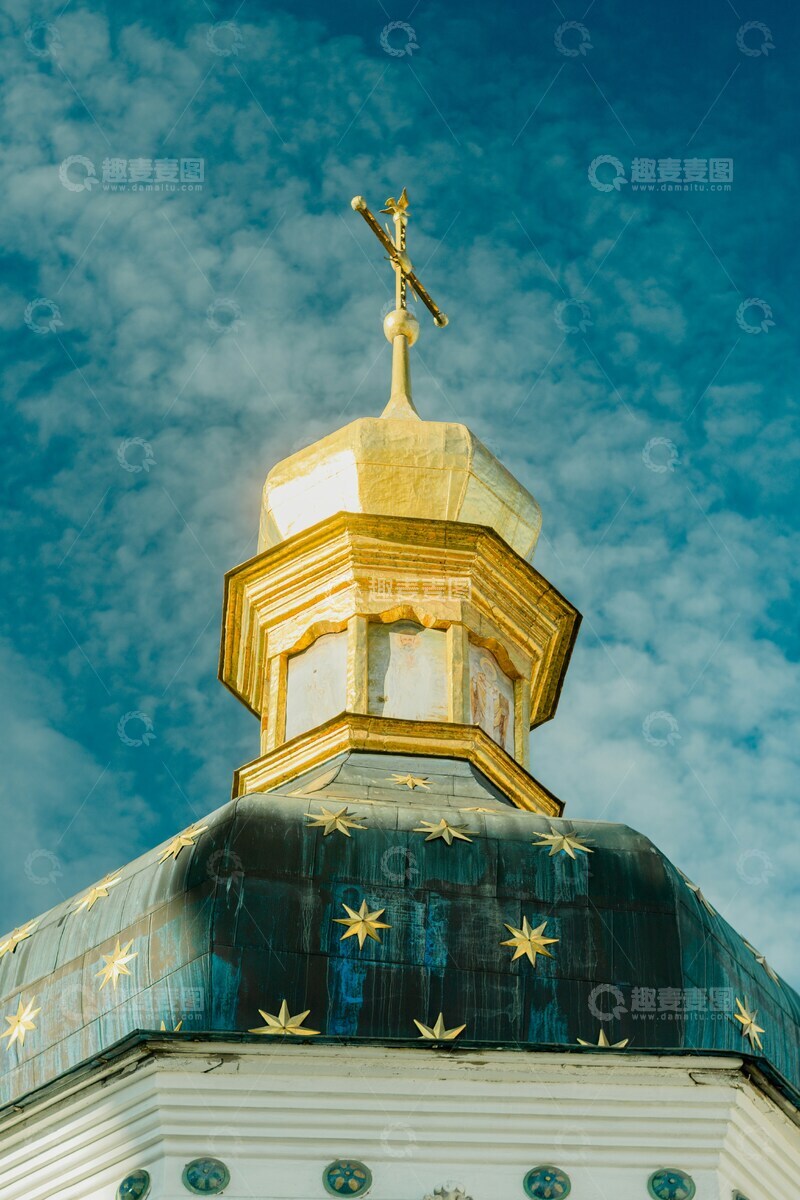 高清大图下载【趣麦麦图】金色教堂圆顶蓝天背景