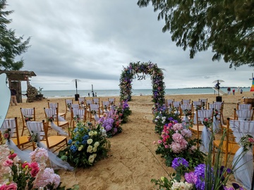 海滩婚礼鲜花布置