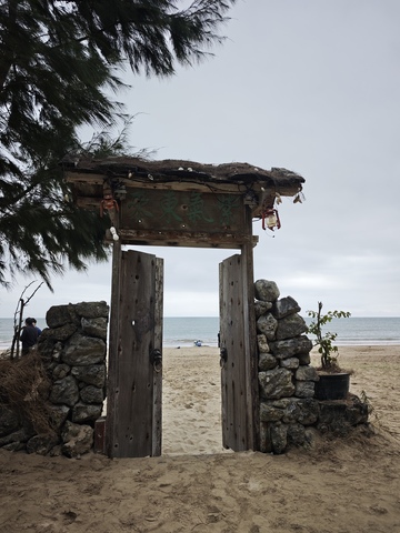 海边古门石墙风景