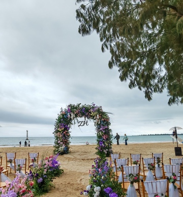 海滩婚礼花卉布置场景