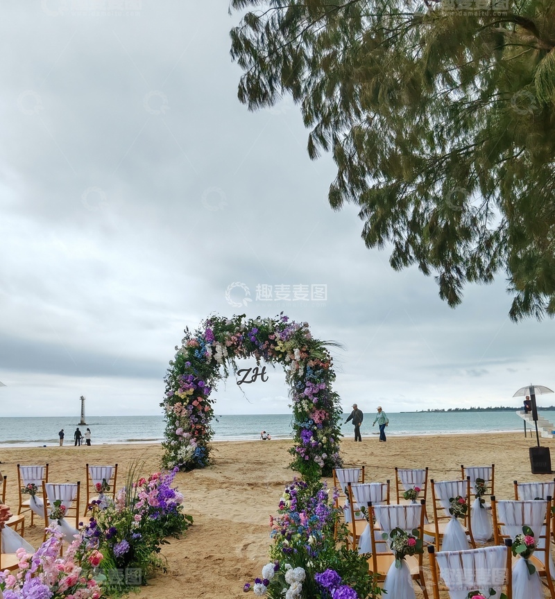 高清大图下载【趣麦麦图】-海滩婚礼花卉布置场景