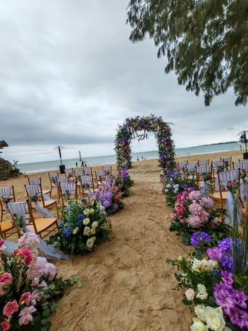 海滩婚礼花艺布置