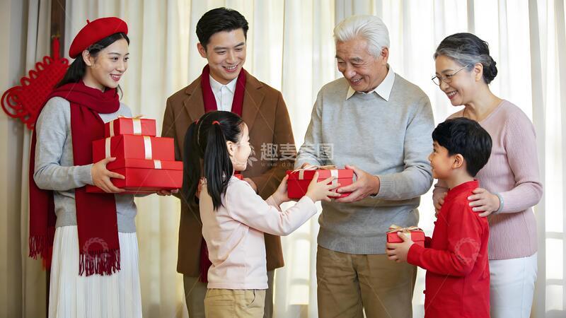 高清大图下载【趣麦麦图】春节家庭礼物送礼团圆幸福传递温馨