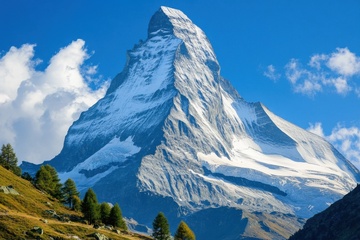 高耸的高山山峰