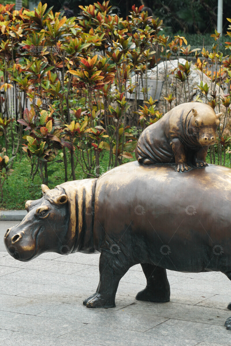 高清大图下载【趣麦麦图】青铜雕塑河马与幼崽