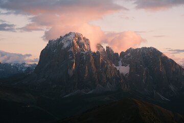 壮丽山峰日落风光摄影