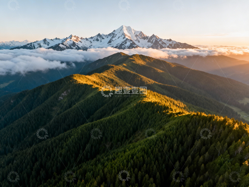 高清大图下载【趣麦麦图】晨光映雪山森林航拍美景